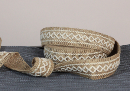 Стрічка з мішковини в'язана №129 (3,6 см *10 м), натуральний (1рулон) Стрічка з мішковини в'язана №129 (3,6 см *10 м), натуральний (1рулон)