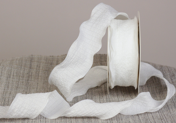 Стрічка "Хвиляста" (жатка) (4 см *9 м), білий (№111) (1рулон)