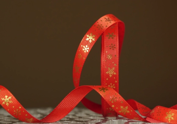 Репсова новорічна стрічка "Сніжинки" червона (1,2 см *23 м) (1рулон)