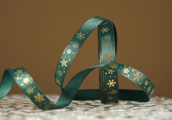 Репсова новорічна стрічка "Сніжинки" зелена (1,2 см *23 м) (1рулон)