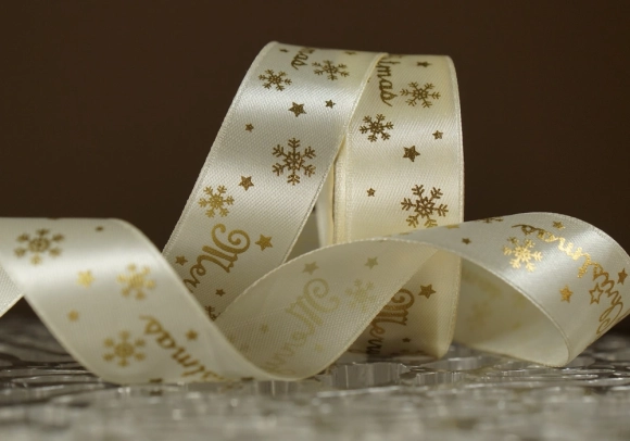 Атласна новорічна стрічка "Merry Christmas" Сніжинки та Зірки молочний (2,5 см *23 м)(1рулон)