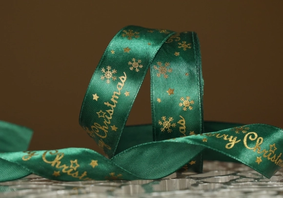 Атласна новорічна стрічка "Merry Christmas" Сніжинки та Зірки зелена (2,5 см *23 м)(1рулон)