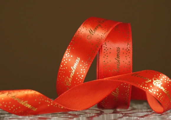 Атласна новорічна стрічка "Merry Christmas" Зірки червона (2,5 см *23 м)(1рулон)