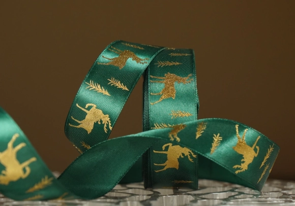 Атласна новорічна стрічка з Оленями та Ялинками зелена (2.5 см *23 м) (1рулон)