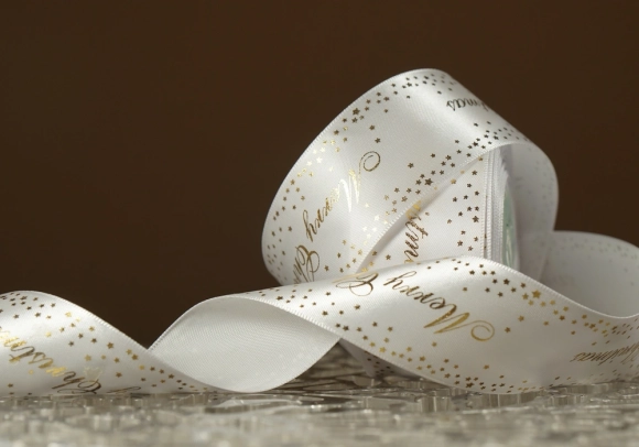 Атласна новорічна стрічка "Merry Christmas" Зірки біла (4,0 см *23 м) (1рулон)