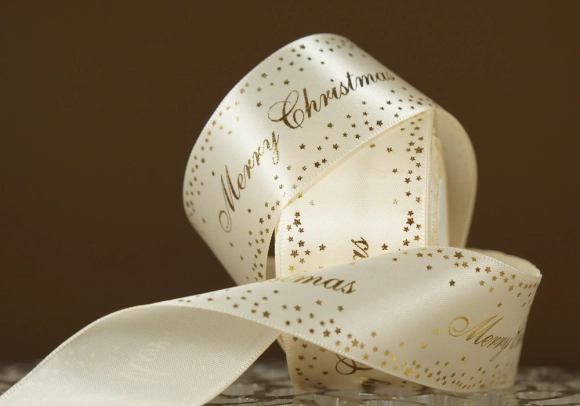 Атласна новорічна стрічка "Merry Christmas" Зірки молочний (4,0 см *23 м) (1рулон)