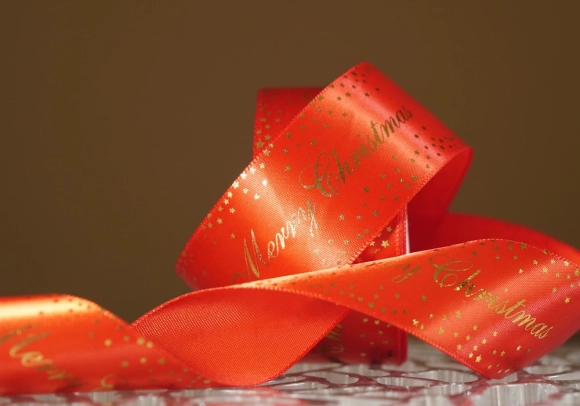 Атласна новорічна стрічка "Merry Christmas" Зірки червона (4,0 см *23 м) (1рулон)