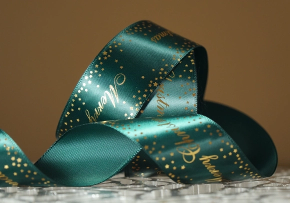 Атласна новорічна стрічка "Merry Christmas" Зірки зелена (4,0 см *23 м) (1рулон)