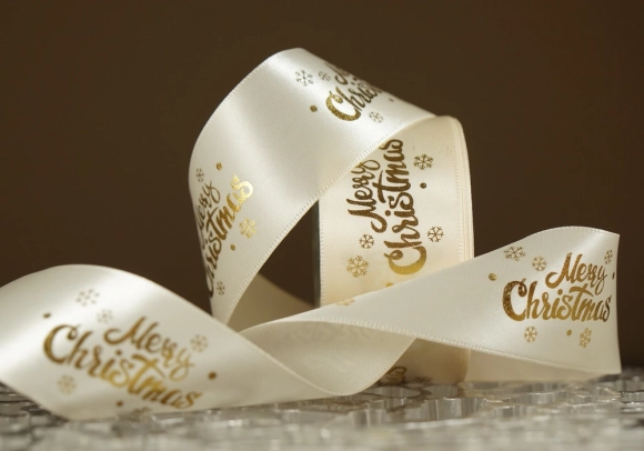 Атласна новорічна стрічка "Merry Christmas" 5 сніжинок молочний (4,0 см *23 м) (1рулон)