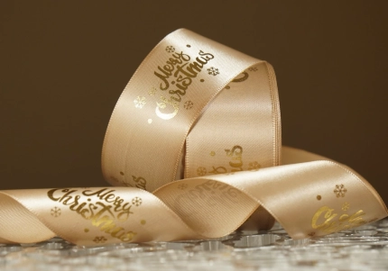 Атласна новорічна стрічка "Merry Christmas" 5 сніжинок коричневий (4,0 см *23 м) (1рулон)