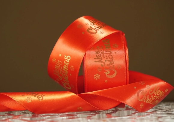 Атласна новорічна стрічка "Merry Christmas" 5 сніжинок червона (4,0 см *23 м) (1рулон)