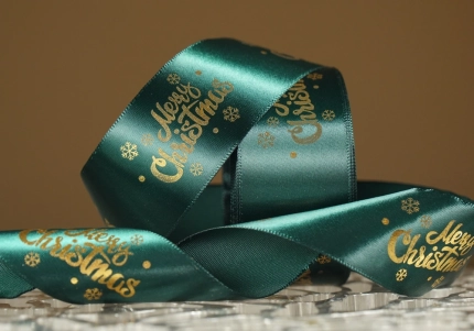 Атласна новорічна стрічка "Merry Christmas" 5 сніжинок зелена (4,0 см *23 м) (1рулон)