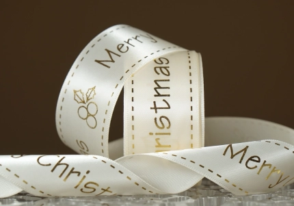 Атласна новорічна стрічка "Merry Christmas" з ягідкою молочний (4,0 см *23 м) (1рулон)