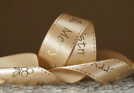 Атласна новорічна стрічка "Merry Christmas" з ягідкою коричневий (4,0 см *23 м) (1рулон)