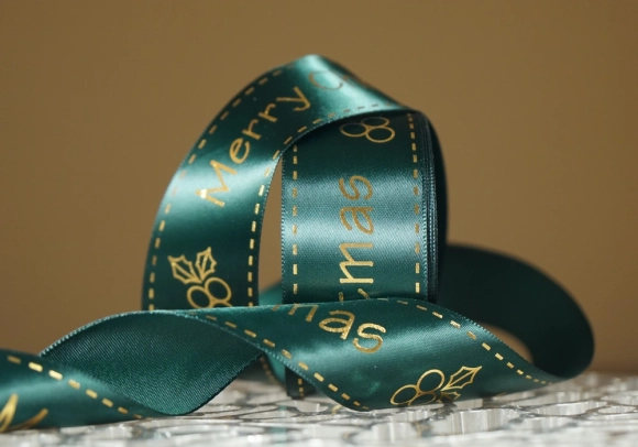 Атласна новорічна стрічка "Merry Christmas" з ягідкою зелена (4,0 см *23 м) (1рулон)