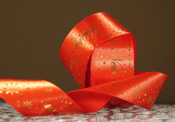 Атласна новорічна стрічка "Happy New Year" з салютом червона (4,0 см *23 м) (1рулон)