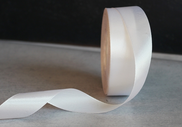 Стрічка атласна 2,5 см,  білий (№01)