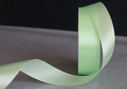 Стрічка атласна 2,5 см,  біло-зелений (№80)