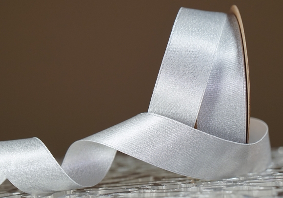 Стрічка двостороння атласна з напиленням "Сяйво" (2,5 см *18 м), білий з срібною никою (№000) Стрічка двостороння атласна з напиленням "Сяйво" (2,5 см *18 м), білий з срібною никою (№000)