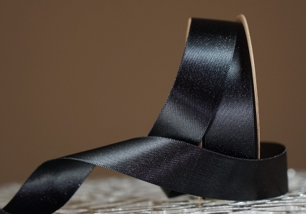 Стрічка двостороння атласна з напиленням "Сяйво" (2,5 см *18 м), чорний із срібною никою (№030)