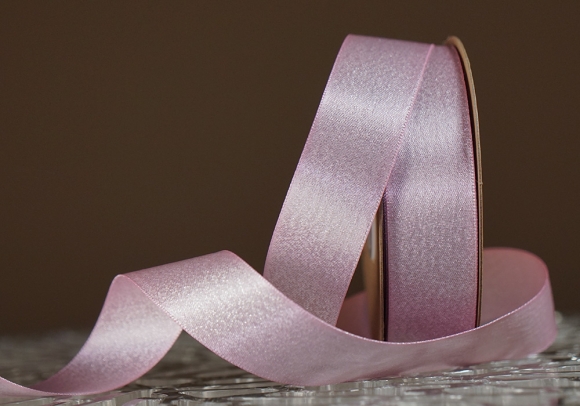 Стрічка двостороння атласна з напиленням "Сяйво" (2,5 см *18 м), рожевий із срібною никою (№123s) Стрічка двостороння атласна з напиленням "Сяйво" (2,5 см *18 м), рожевий із срібною никою (№123s)