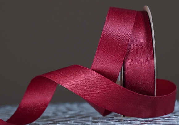 Стрічка двостороння атласна з напиленням "Сяйво" (2,5 см *18 м), бордовий із золотою никою (№193z) Стрічка двостороння атласна з напиленням "Сяйво" (2,5 см *18 м), бордовий із золотою никою (№193z)