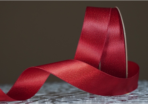 Стрічка двостороння атласна з напиленням "Сяйво" (2,5 см *18 м), червоний із золотою никою (№250z) Стрічка двостороння атласна з напиленням "Сяйво" (2,5 см *18 м), червоний із золотою никою (№250z)