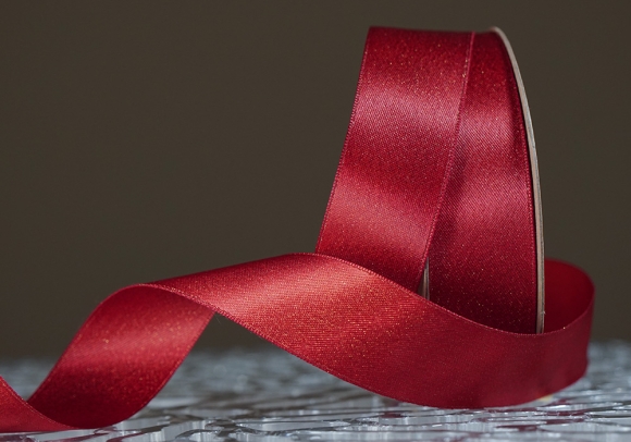 Стрічка двостороння атласна з напиленням "Сяйво" (2,5 см *18 м), червоний із золотою никою (№250z) Стрічка двостороння атласна з напиленням "Сяйво" (2,5 см *18 м), червоний із золотою никою (№250z)
