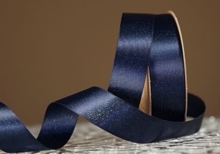 Стрічка двостороння атласна з напиленням "Сяйво" (2,5 см *18 м), темно-синій із золотою никою (№370z)