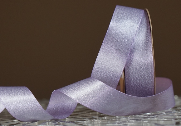 Стрічка двостороння атласна з напиленням "Сяйво" (2,5 см *18 м), бузковий із срібною никою (№430) Стрічка двостороння атласна з напиленням "Сяйво" (2,5 см *18 м), бузковий із срібною никою (№430)