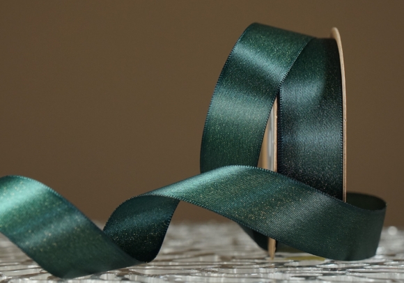 Стрічка двостороння атласна з напиленням "Сяйво" (2,5 см *18 м), зелений із золотою никою (№593) Стрічка двостороння атласна з напиленням "Сяйво" (2,5 см *18 м), зелений із золотою никою (№593)