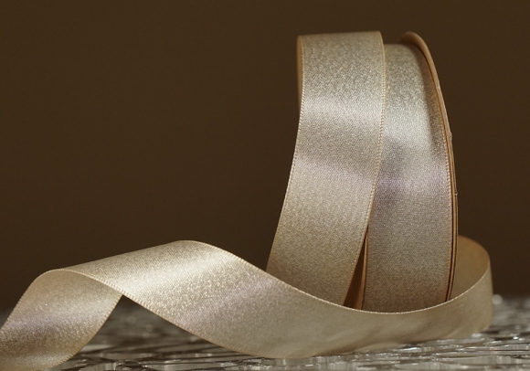 Стрічка двостороння атласна з напиленням "Сяйво" (2,5 см *18 м), світло-золотий із срібною никою (№815s) Стрічка двостороння атласна з напиленням "Сяйво" (2,5 см *18 м), світло-золотий із срібною никою (№815s)