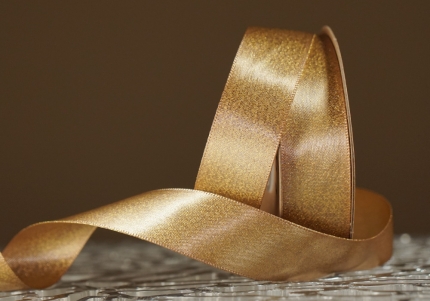 Стрічка двостороння атласна з напиленням "Сяйво" (2,5 см *18 м), золотий із золотою никою (№835z)