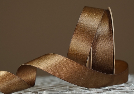Стрічка двостороння атласна з напиленням "Сяйво" (2,5 см *18 м), коричневий із золотою никою (№847)