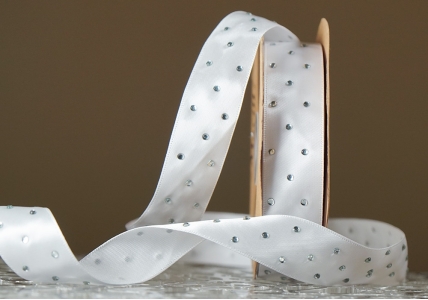 Атласна стрічка зі стразами (2,5 см *18,5 м), білий (№001) (1рулон)