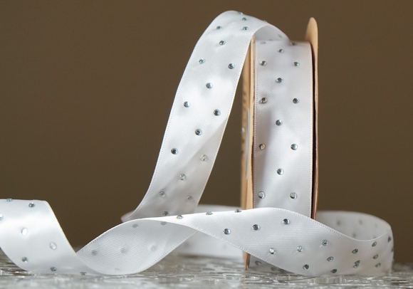 Атласна стрічка зі стразами (2,5 см *18,5 м), білий (№001) (1рулон)