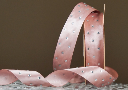 Атласна стрічка зі стразами (2,5 см *18,5 м), пудровий (№025) (1рулон)