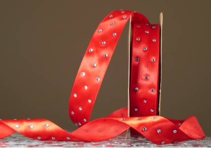 Атласна стрічка зі стразами (2,5 см *18,5 м), червоний (№039) (1рулон)