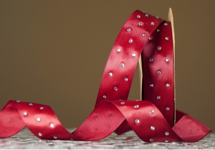 Атласна стрічка зі стразами (2,5 см *18,5 м), бордовий (№042) (1рулон)