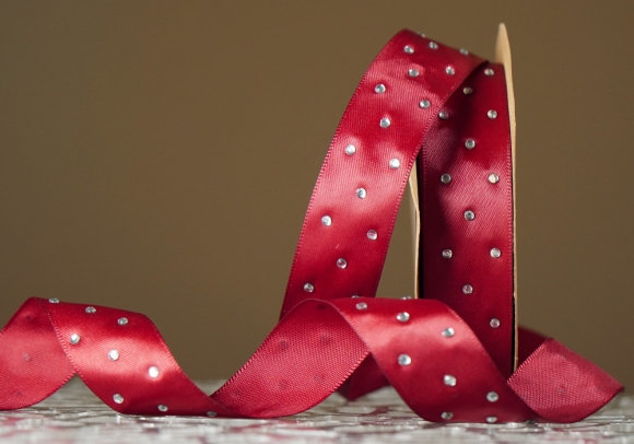 Атласна стрічка зі стразами (2,5 см *18,5 м), бордовий (№042) (1рулон)