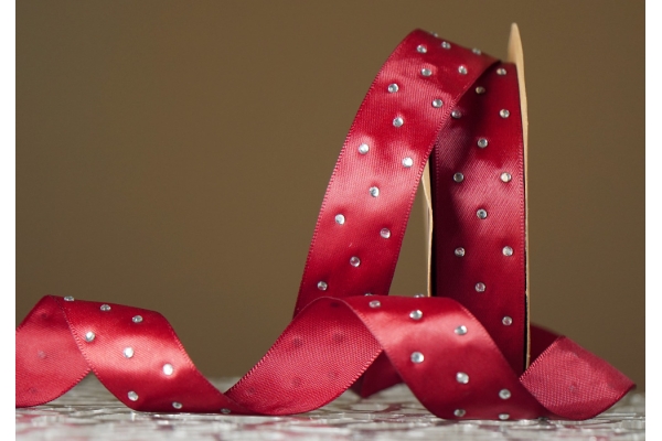 Атласна стрічка зі стразами (2,5 см *18,5 м), бордовий (№042) (1рулон) Атласна стрічка зі стразами (2,5 см *18,5 м), бордовий (№042) (1рулон)