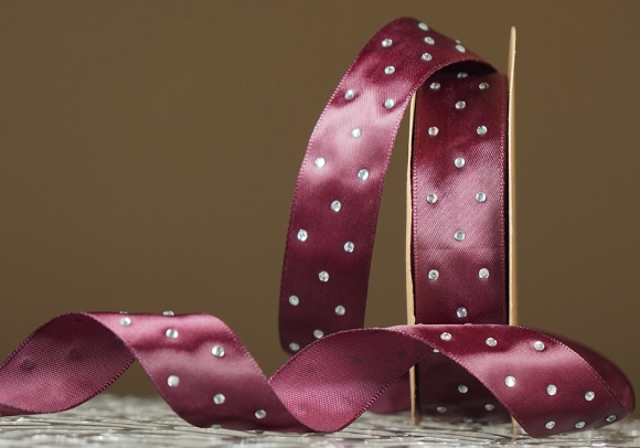 Атласна стрічка зі стразами (2,5 см *18,5 м), сливовий (№045) (1рулон)