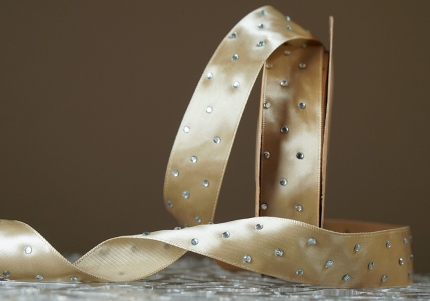 Атласна стрічка зі стразами (2,5 см *18,5 м), бежевий (№076) (1рулон)