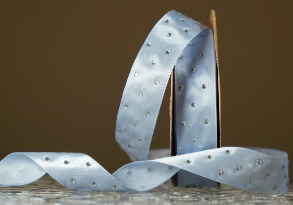 Атласна стрічка зі стразами (2,5 см *18,5 м), світло-блакитний (№082) (1рулон)