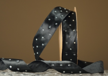 Атласна стрічка зі стразами (2,5 см *18,5 м), чорна (№110) (1рулон)