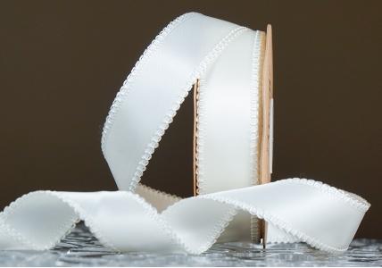 Стрічка двостороння атласна з ажурним кантом (2,5 см *18,5 м), молочний (Ivory) (№000) (1рулон)