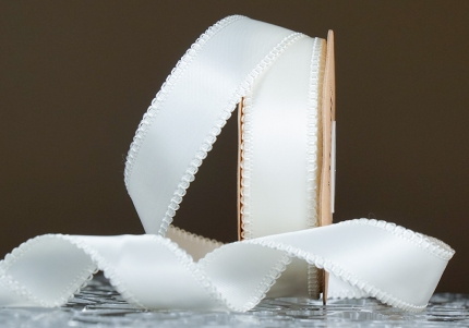 Стрічка двостороння атласна з ажурним кантом (2,5 см *18,5 м), молочний (Ivory) (№000) (1рулон)