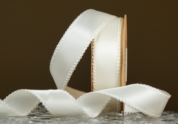 Стрічка двостороння атласна з ажурним кантом (2,5 см *18,5 м), кремовий (№028) (1рулон)