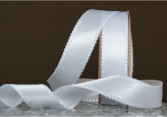 Стрічка двостороння атласна з ажурним кантом (2,5 см *18,5 м), білий (№029) (1рулон) Стрічка двостороння атласна з ажурним кантом (2,5 см *18,5 м), білий (№029) (1рулон)