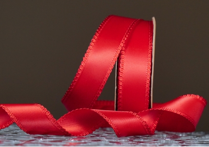 Стрічка двостороння атласна з ажурним кантом (2,5 см *18,5 м), червоний (№250) (1рулон)
